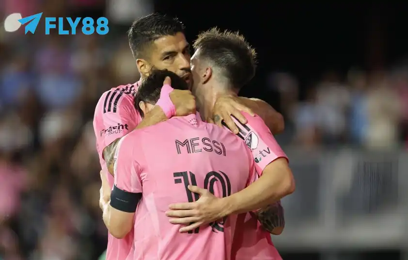 Luis Suarez cũng đóng góp 1 bàn thắng